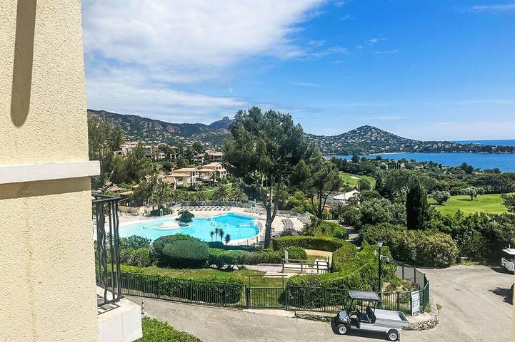 Gîte pour 4 personnes, avec jardin et piscine dans Golf De Cap Esterel - 4
