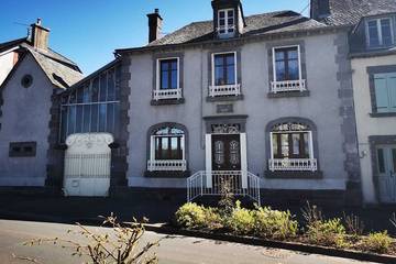 Gîte pour 6 personnes, avec terrasse et jardin à Champagnac