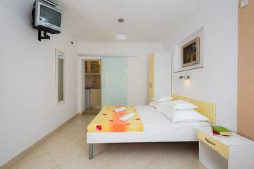 Vacation Rental for 2 Guests in Bol, Split-Dalmatia, Picture 4