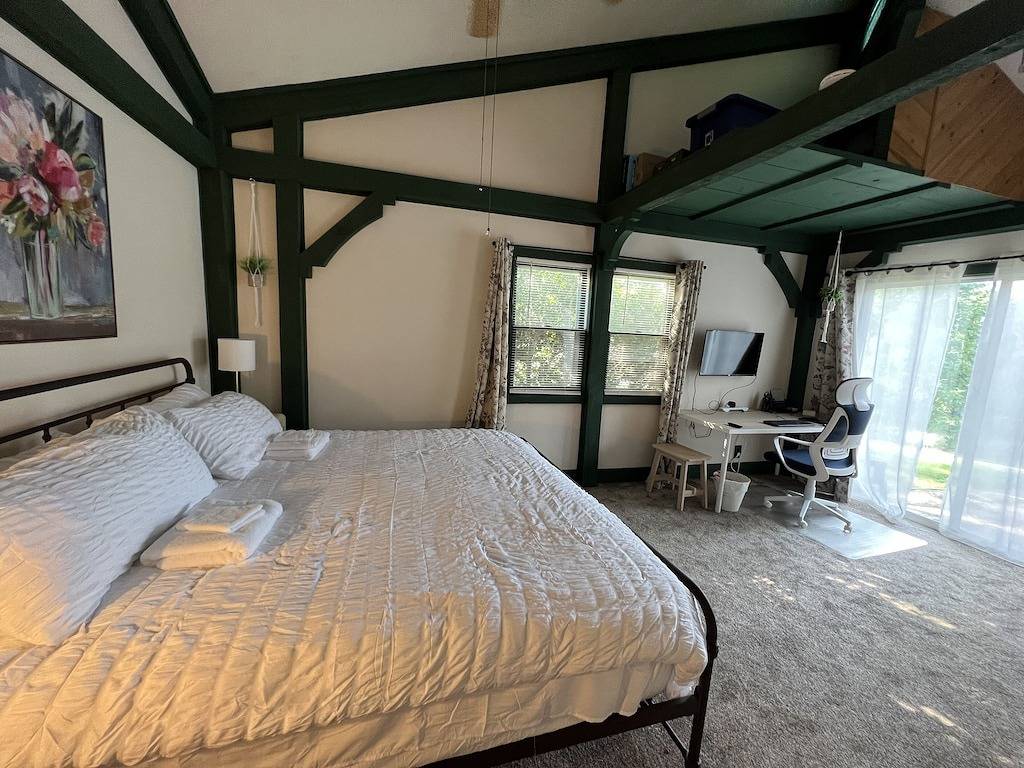 Uniquely styled octagon shaped home. Just 2 miles to the lake in Lake Cumberland