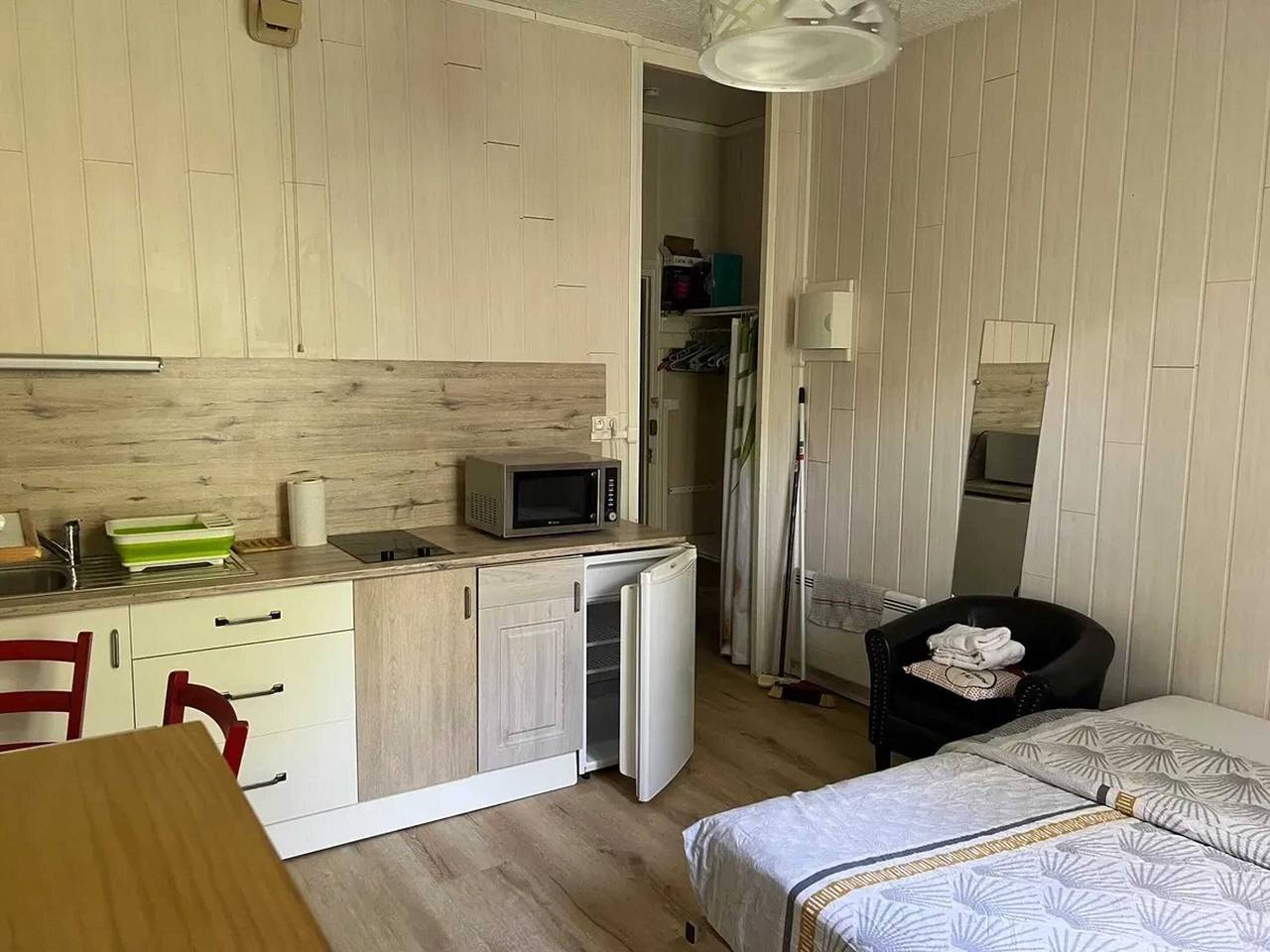 Estudio entero, Estudio moderno en Néris-les-Bains de 17 m² in Néris-les-Bains, Región de Montluçon