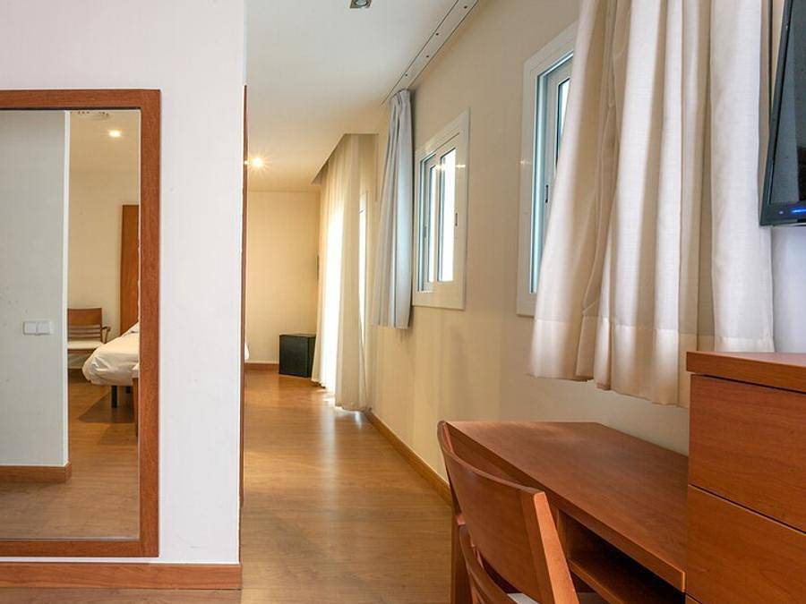 Pierre & Vacances Hotel Horitzó - Habitación 3 personas - Habitación Doble + Cama Supletoria - Balcón - Desayuno Incluido in Palafolls, Costa del Maresme