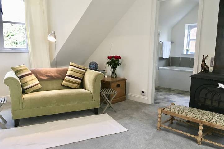 Apartamento entero, Lodge rural bien equipado, a solo una hora de Londres, en hermosos jardines. in Warnham, Sussex Occidental