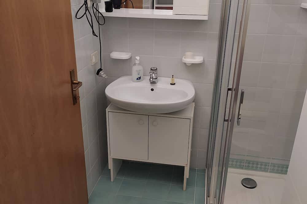 Ganze Wohnung, 2 min from the historic center. Small apartment in quiet area with balcony. in Riva del Garda, Gardasee-Berge