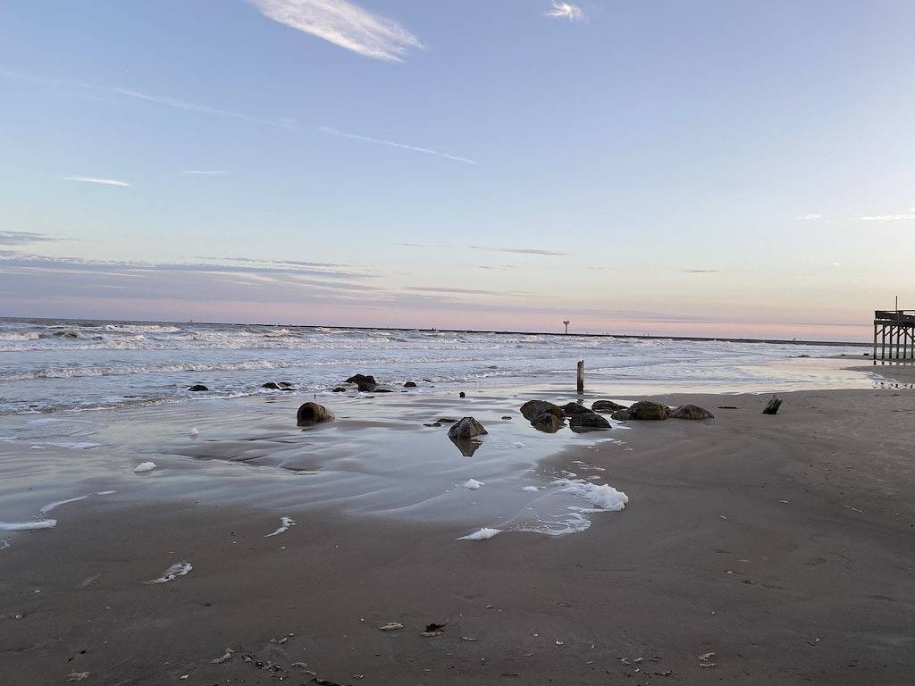 Come relax by beach, cozy cottage close to the beach & Jetty. Water views in Brazoria County