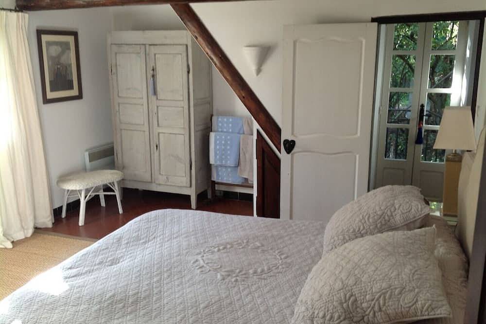 6: Wonderful old farmhouse 5 minutes from the medieval village of Seillans. in Seillans, Région de Draguignan