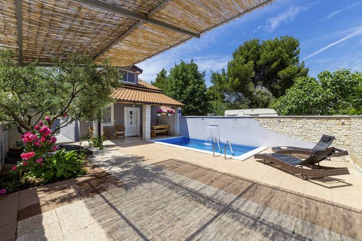 Ferienhaus für 6 Personen, mit Balkon/Terrasse und Meerblick sowie Garten und Pool in Peroj - 4