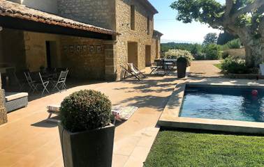 Gîte pour 6 personnes, avec piscine et jardin à Le Thor