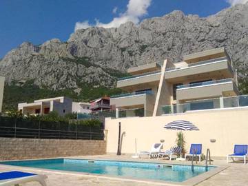 Ferienwohnung für 3 Personen, mit Garten und Pool sowie Balkon in Makarska