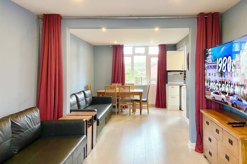 Entire apartment, Immaculate hi-spec apartment, sleeps 6. Free wifi, secure garden, free parking. in Stafford, Staffordshire