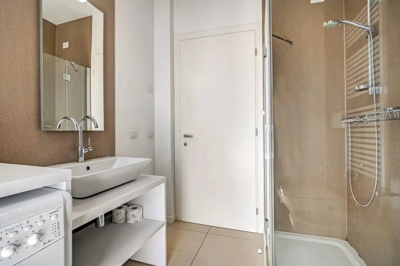 Ganze Wohnung, Ferienwohnung 'Blu Village' mit Gemeinschaftspool, privater Terrasse und Klimaanlage in Lido di Jesolo, Jesolo