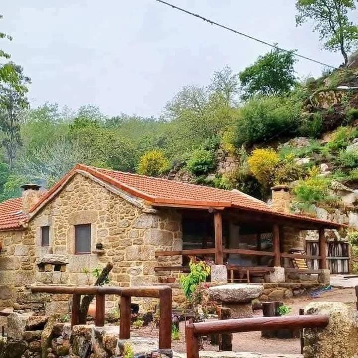 Location de vacances pour 3 personnes, avec jardin ainsi que vue et piscine à Castro Laboreiro - 2