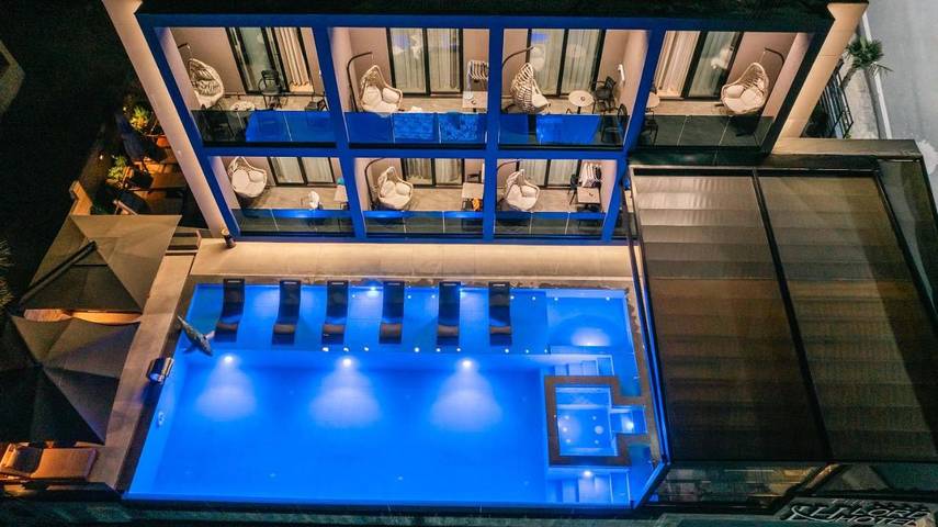 Hôtel pour 4 personnes, avec balcon ainsi que jacuzzi et piscine, adapté aux familles