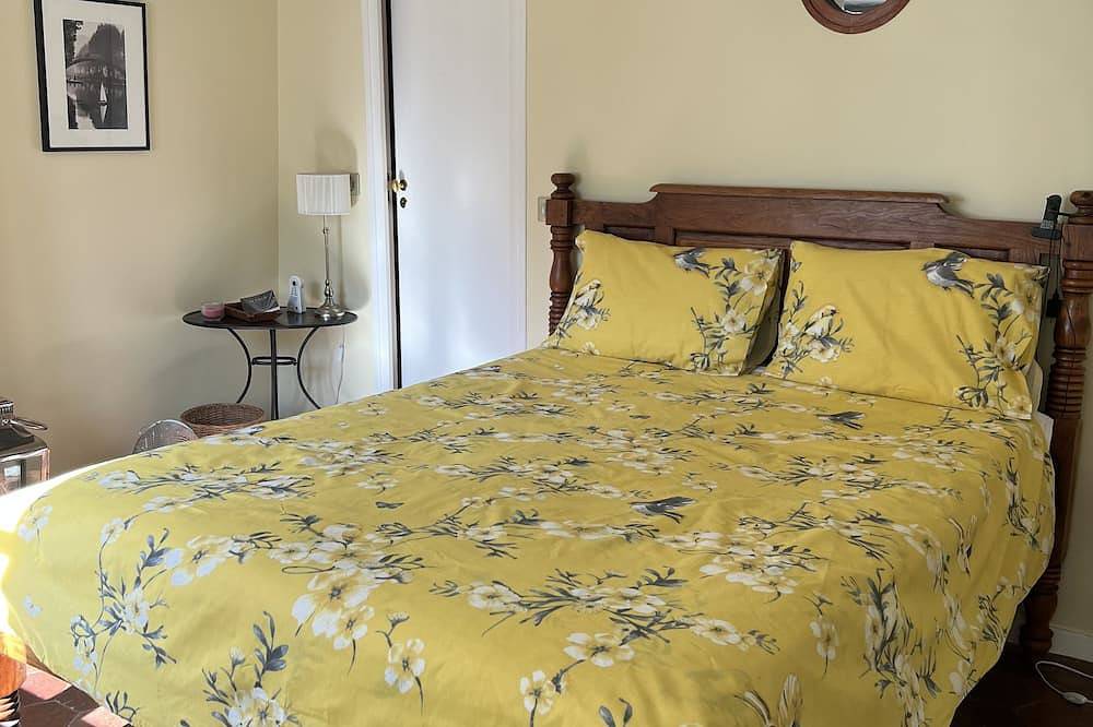 Appartement entier, Appartement romantique à Paris, grand 1 chambre sur le chic Ile Saint Louis in Paris 4e Arrondissement, Paris