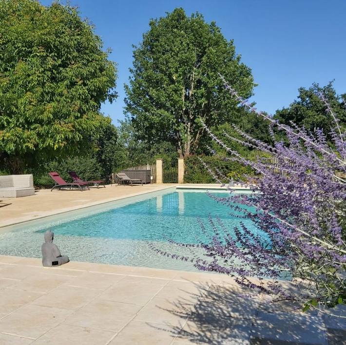 Gîte pour 5 personnes, avec jardin et jacuzzi ainsi que terrasse et piscine