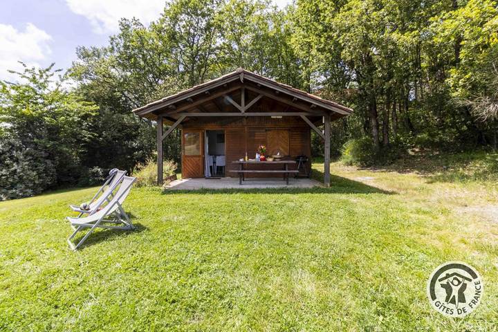 Gîte pour 4 personnes, avec jacuzzi ainsi que piscine et terrasse, animaux acceptés