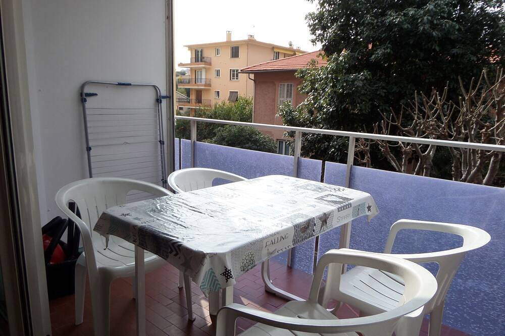 Appartement entier, Studio de 27 m2 + loggia 7 m2, clim, parking privé, vue latérale mer, 100m mer in Roquebrune-Cap-Martin, Côte méditerranéenne (France)