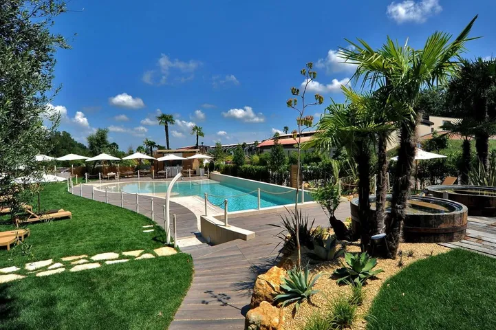 Hotel para 2 personas, con piscina además de jacuzzi y jardín - 1
