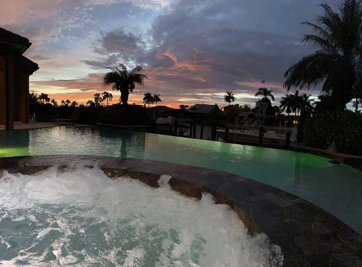 Vacation rental for 14 people, with hot tub and balcony, with pets in Cape Coral