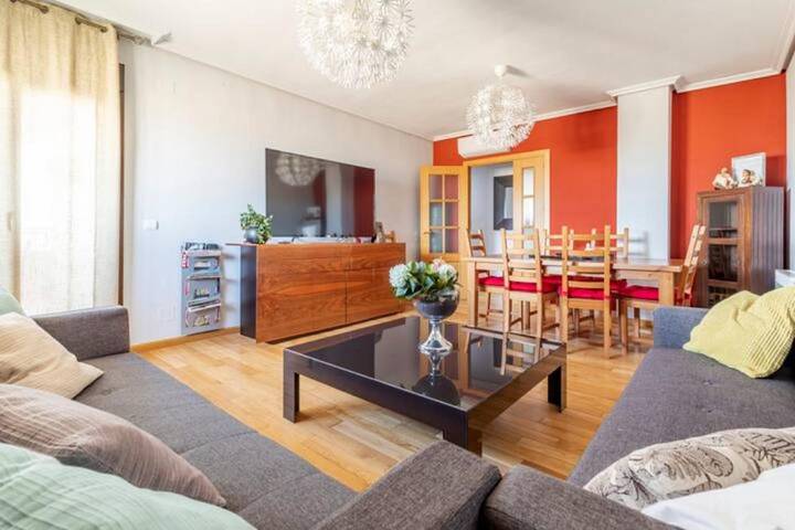 Apartamento de vacaciones para 6 personas, con jardín además de vistas y piscina - 1