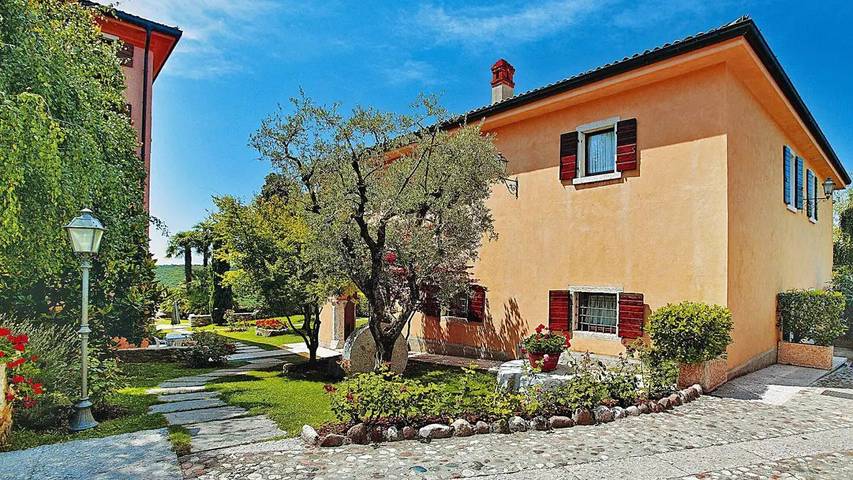 Location de vacances pour 4 personnes, avec piscine et jardin, animaux acceptés à Costermano