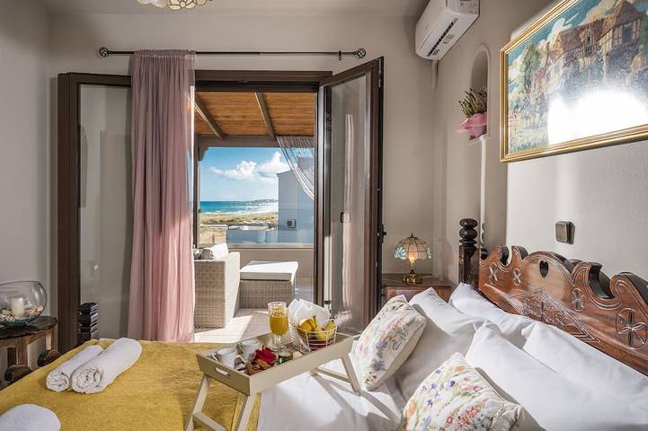 Villa Eva, Luxus-Villa 50 Meter vom Meer entfernt, in einer sehr ruhigen Gegend. in Kokkini Hani, Iraklio-Heraklion und Umgebung