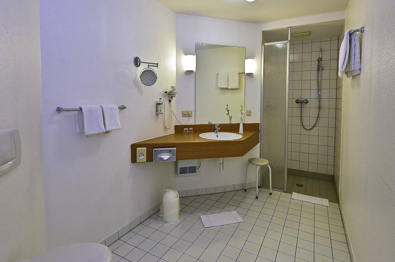 Familienzimmer, Dusche, Wc, 2 Zimmer m. Verbindung in Celle, Aller-Leine-Tal