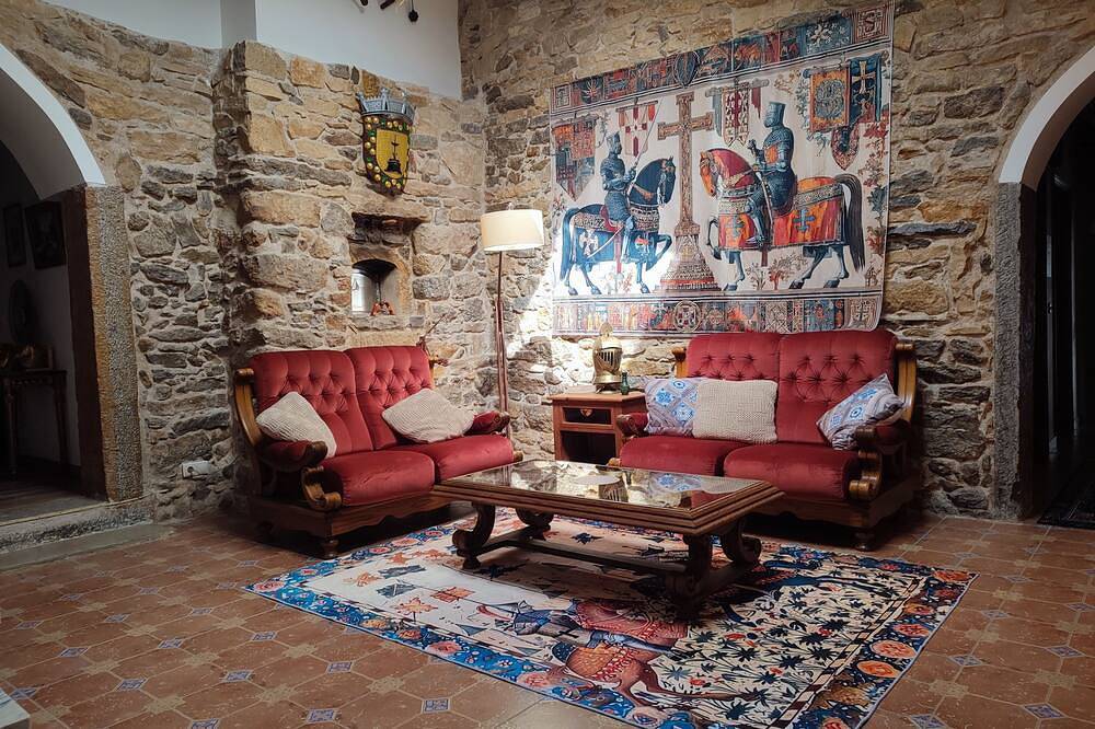 Medieval Stone 5-bedroom house in charming Sintra for your getaway in São João das Lampas e Terrugem, Costa de Lisboa