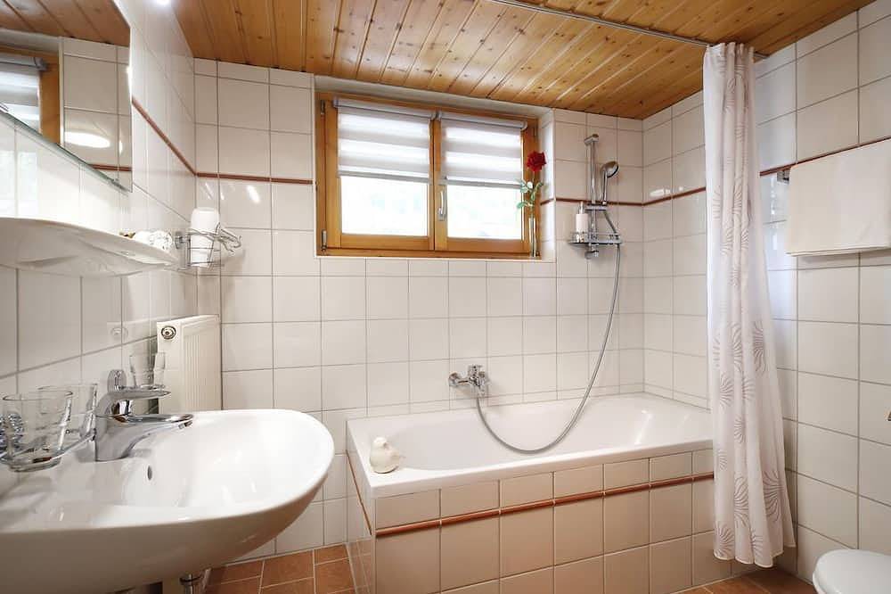 Room 11 - Double room + balcony - Bergkristall in Brand, Brandnertal