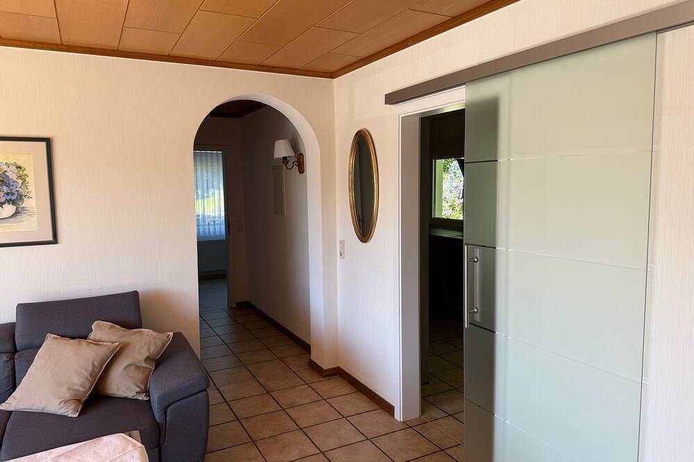 Ganze Wohnung, Helle, großzügige Ferienwohnung am Waldrand; ruhig; tolle Aussicht; ortskernnah in Lindlar, Oberbergischer Kreis