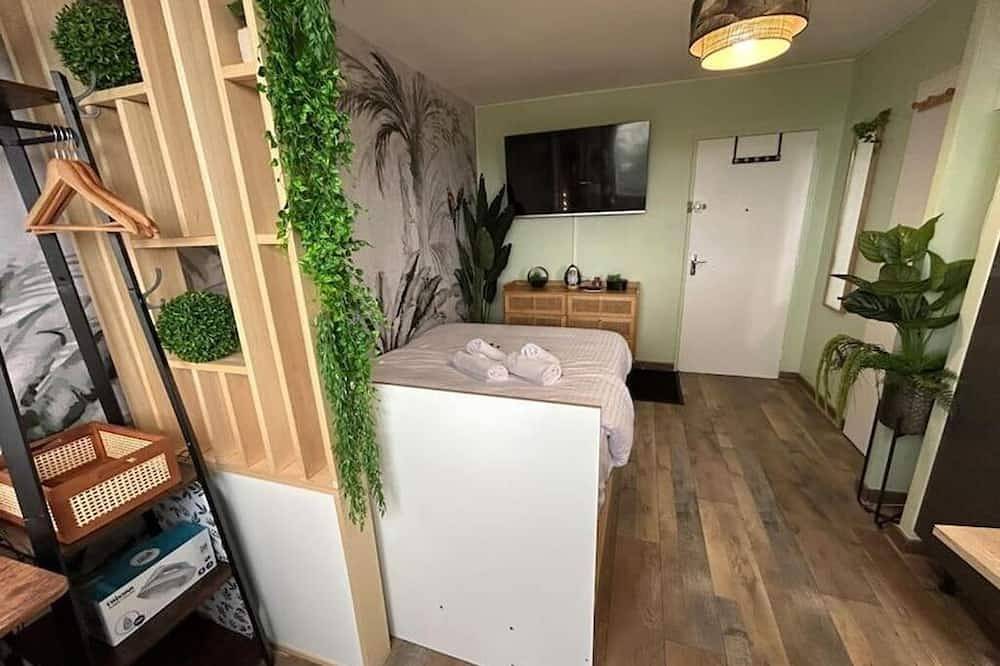Entire apartment, Studio Le Cosy Jungle close to the station and historic center in Chartres, Chartres region