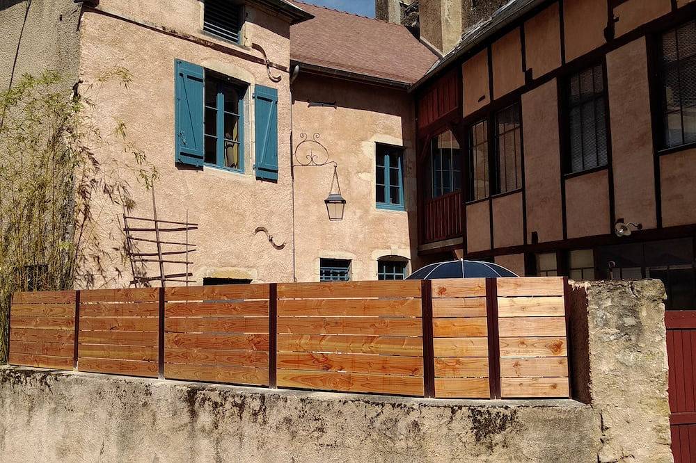 Superbe maison de caractère en centre bourg. Gîte de charme 3 étoiles. in Moulins-Engilbert, Parc naturel régional du Morvan