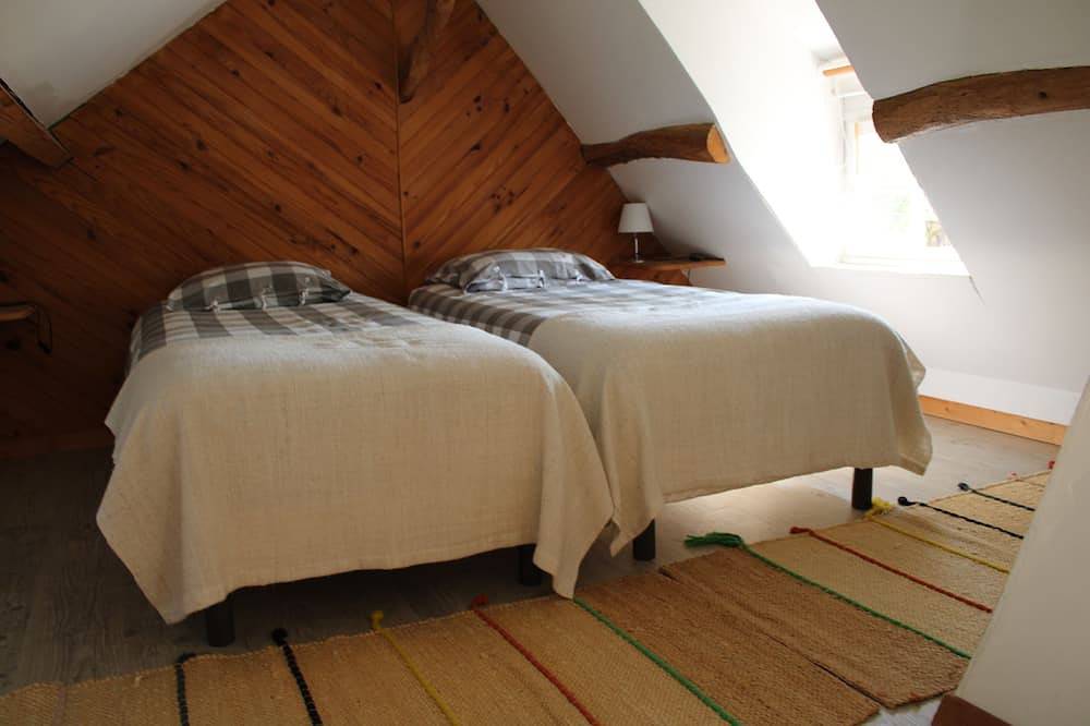 Detached house in an 18th-century property. in Mesnil-en-Ouche, Región de Bernay