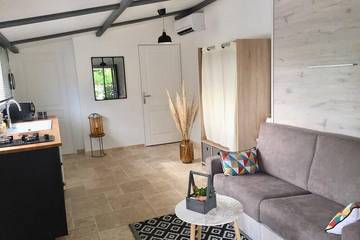 Gîte pour 2 personnes, avec terrasse ainsi que piscine et jardin à La Garde-Adhémar