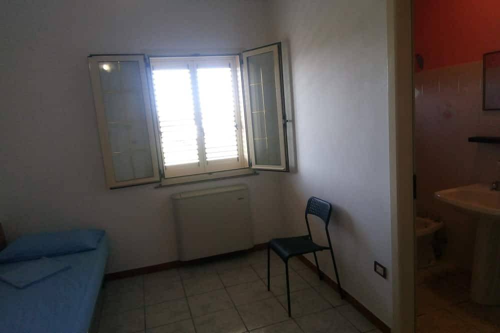 Double room for rent with private bathroom in Marina di Montenero, Adriaküste Molise