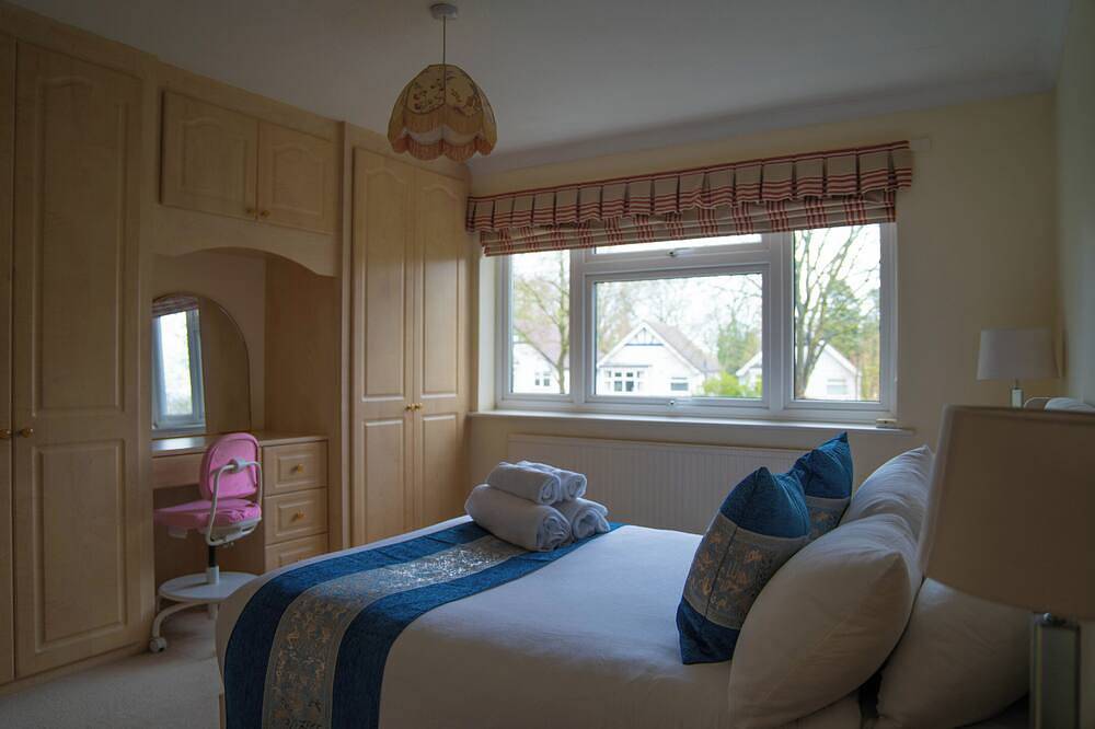 Farnborough Stay - 5 Bedroom in Rushmoor, Hampshire