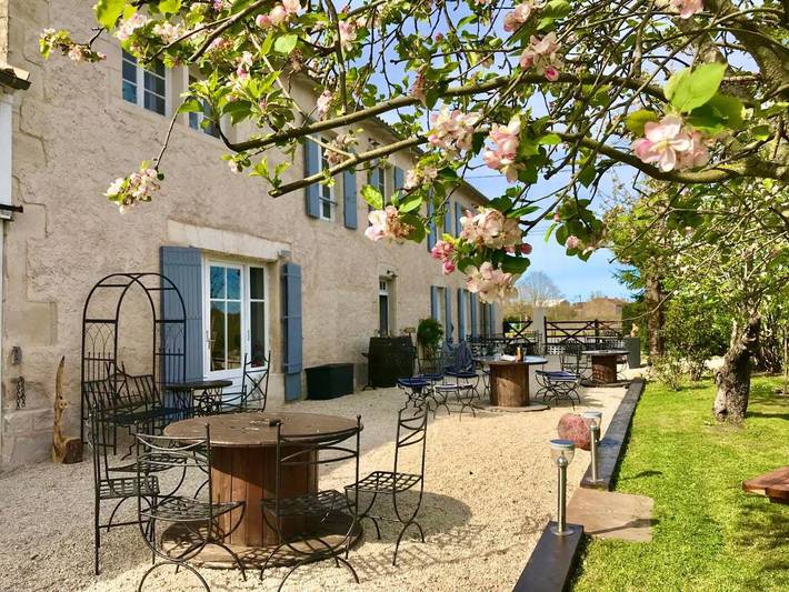 Location de vacances pour 2 personnes, avec Terrasse ainsi que Jardin et Vue à Nuaillé-sur-Boutonne