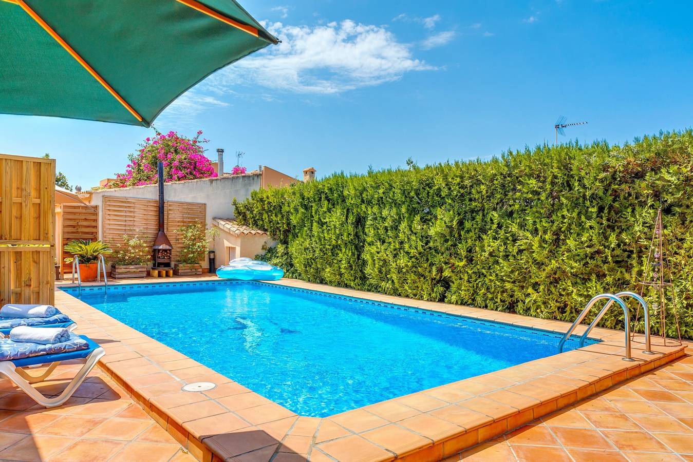 Charmantes Haus mit Pool, großzügige Terrasse, Garten und Wlan in Badia Blava, Llucmajor