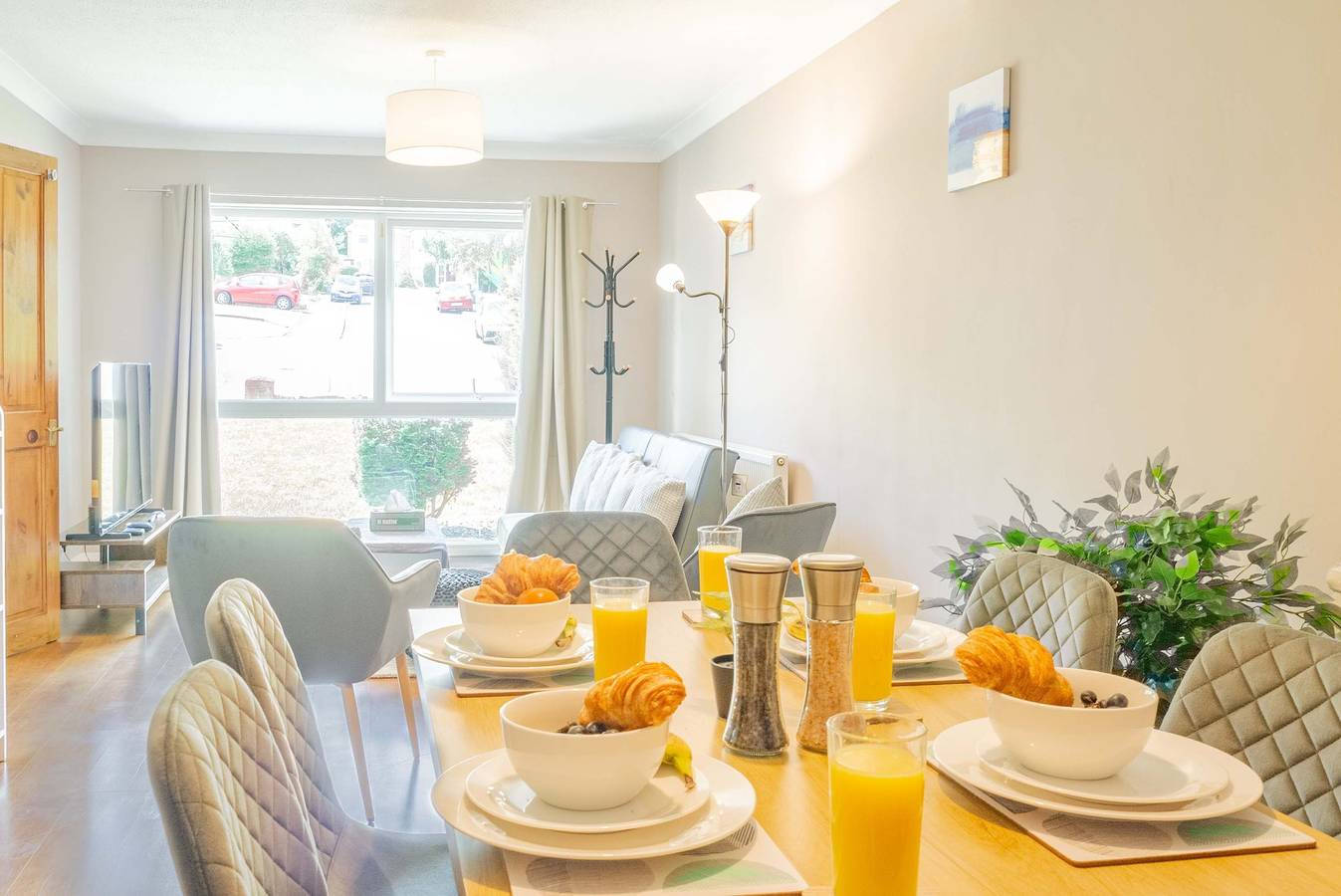 Spacious 4-Bed House Guildford Free Parking in Worplesdon, Guildford
