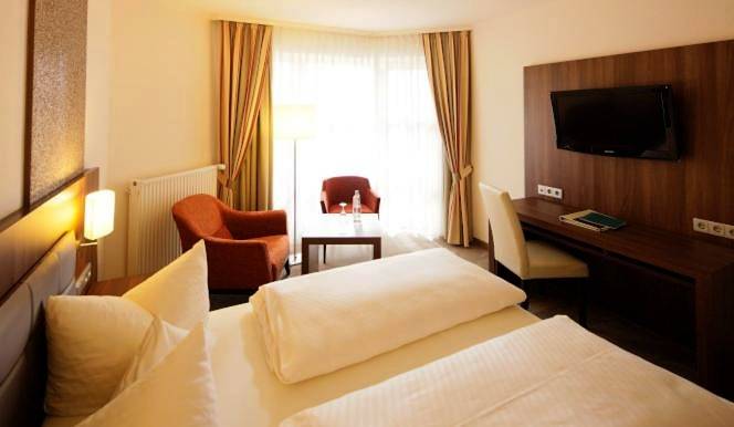 Hotel für 4 Personen, mit Terrasse und Whirlpool sowie Garten und Pool in Bad Grönenbach - 2
