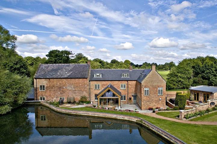 Holiday rental for 12 people, with garden and hot tub in North Wessex Downs