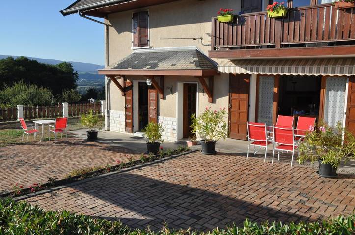 Gîte pour 6 personnes, avec Balcon ainsi que Terrasse et Jardin à Saint-Girod