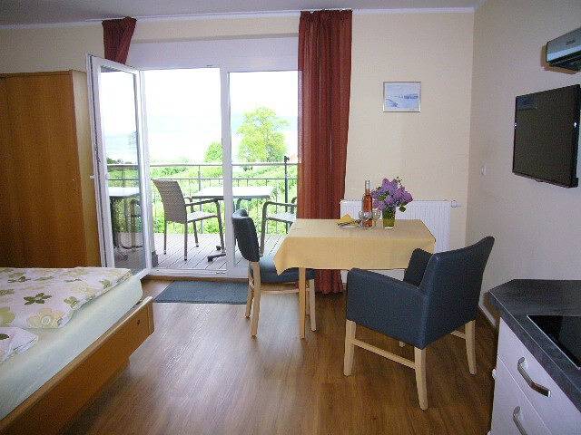 Ganze Wohnung, Ferienwohnung '1' mit Gemeinschaftsgarten, Balkon und Wi-Fi in Wasserburg (Bodensee), Bayerisch Schwaben