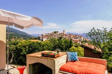 Gîte pour 5 personnes, avec vue ainsi que jardin et terrasse à Gattières