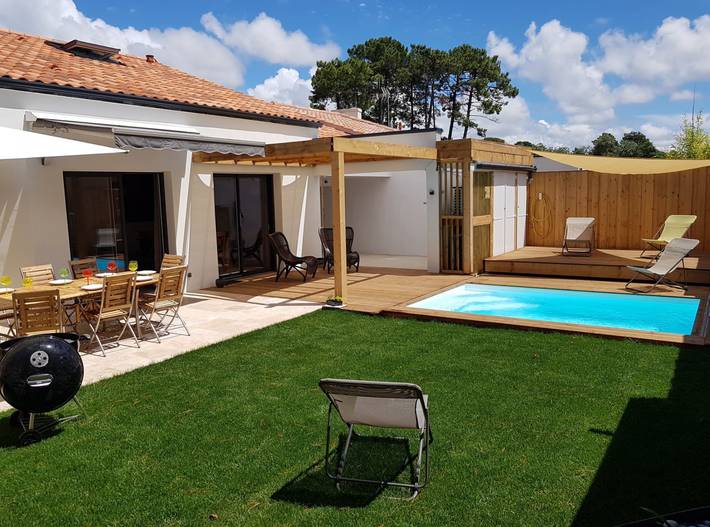 Gîte pour 10 personnes, avec piscine ainsi que jardin et terrasse