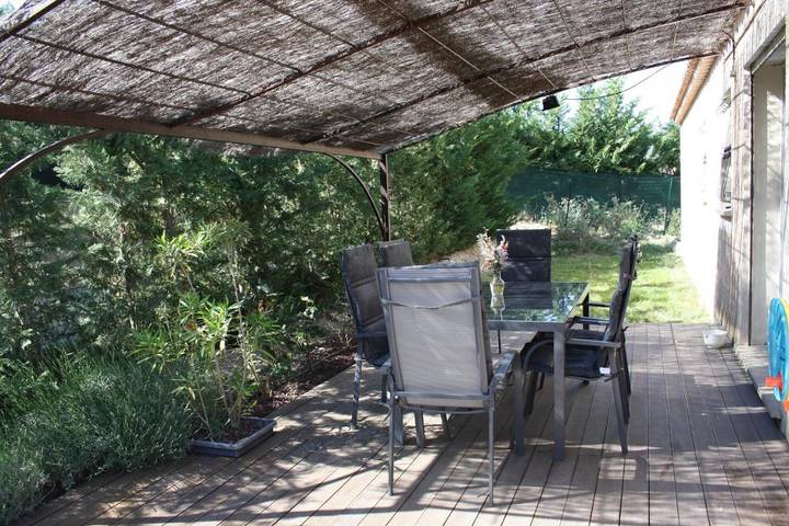 Location de vacances pour 6 personnes, avec terrasse et piscine ainsi que vue et jardin à Villars - 2