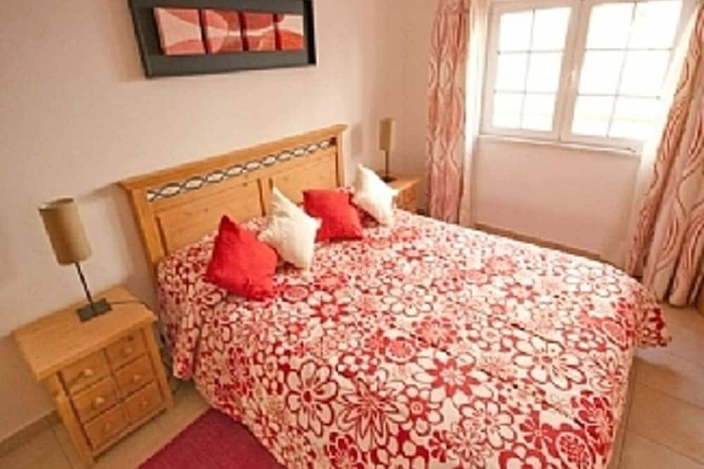 Luxuriöses 3-Bett-Anwesen, eines der wenigen mit freiem Zugang zum Pool und einzigartiger Dachterrasse in Budens, Faro Distrikt