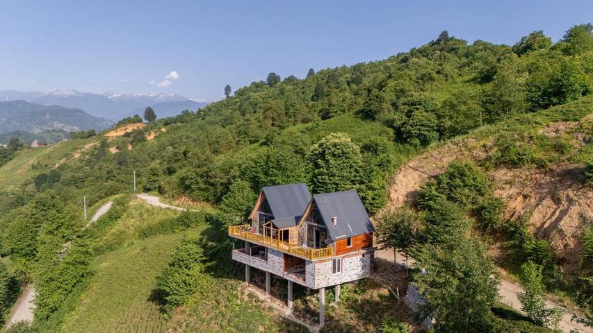 Chalet pour 4 personnes, avec piscine ainsi que jardin et vue - 1