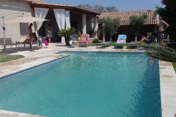 Location de vacances pour 10 personnes, avec terrasse et jardin à Aureille