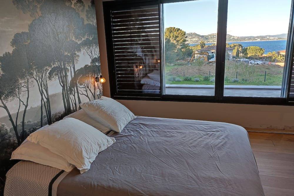 Contemporary villa with sea view in La Madrague, Hyeres